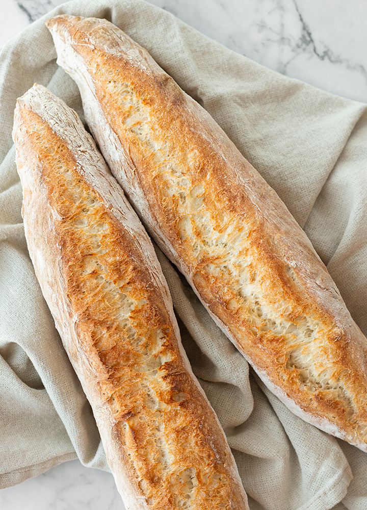 Photo de 2 baguettes de pain françaises